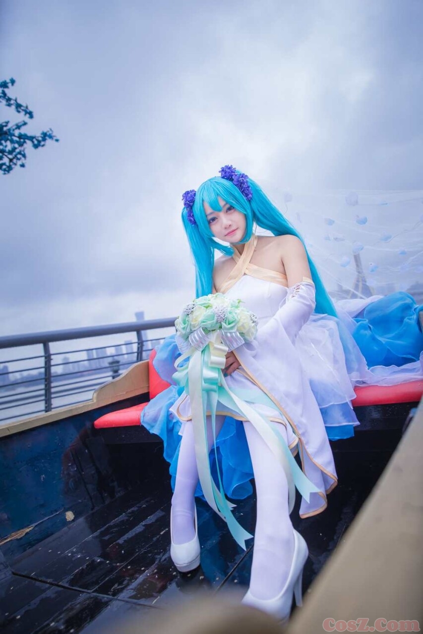 当初音未来与白雪公主合体后的白丝袜高跟公主装