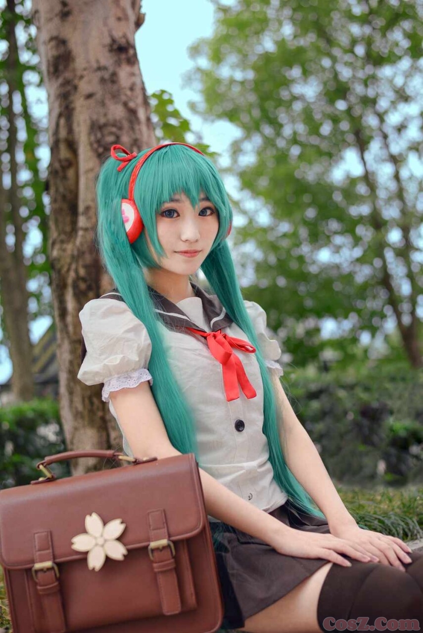 初音miku学生装但是耳机子怎么是泡沫的!