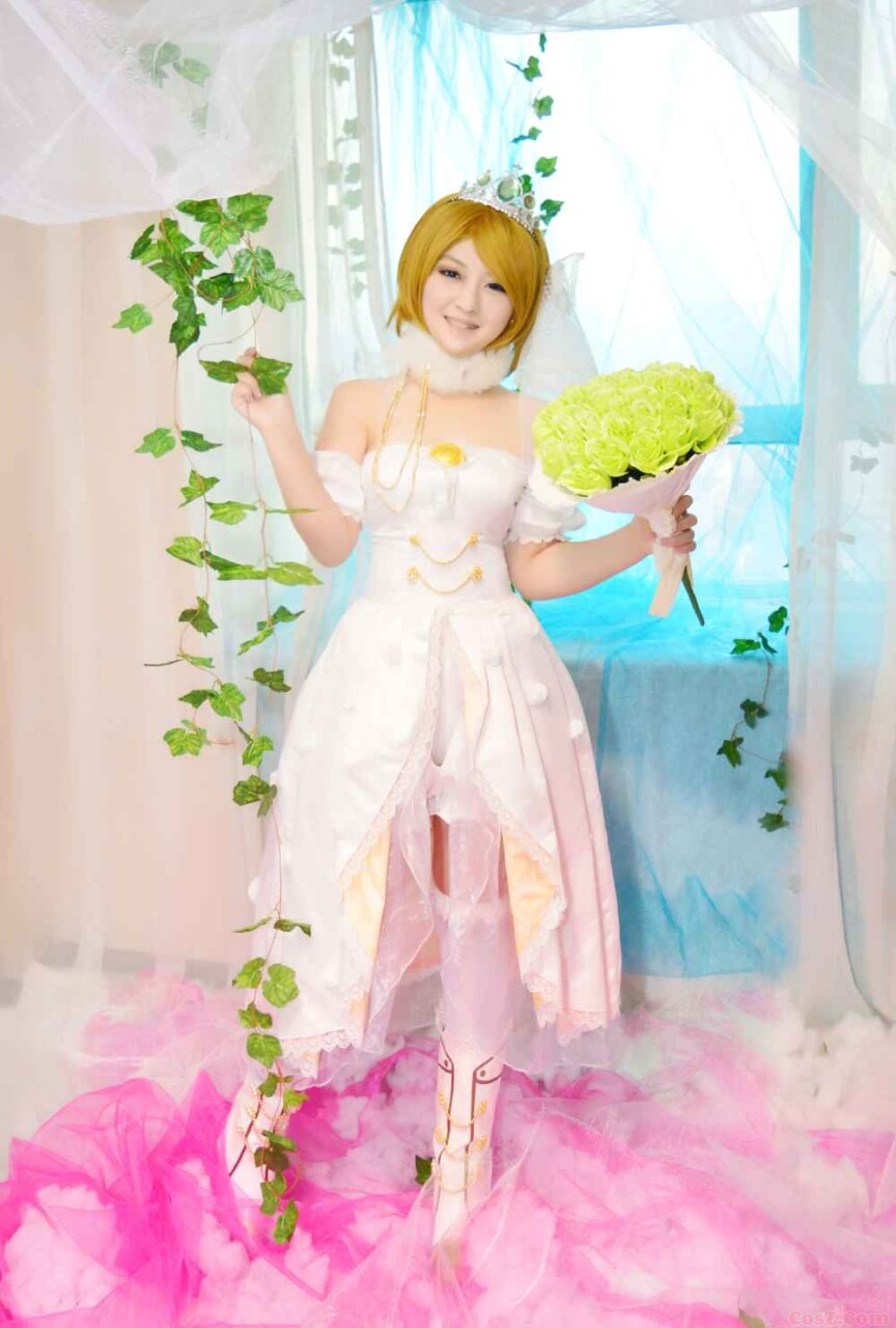 花园婚纱觉醒，手捧花等待着你来娶她